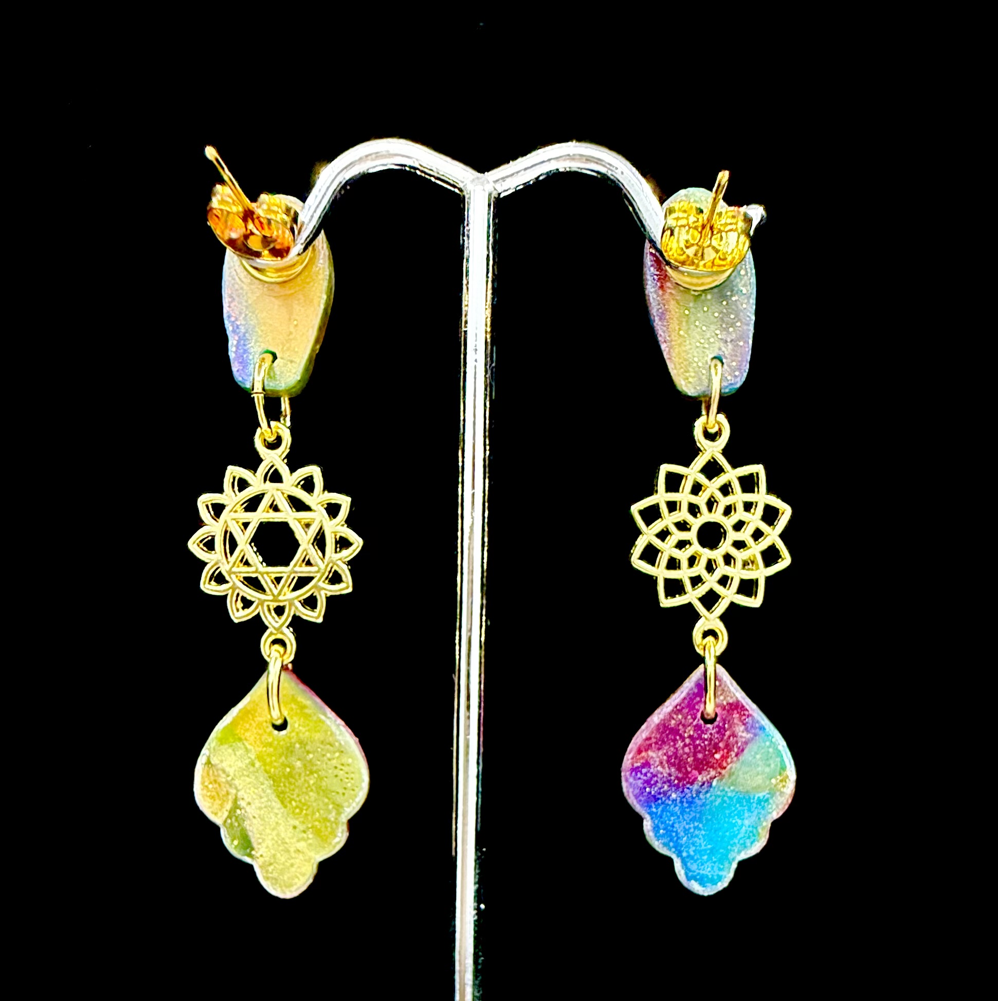 Muddled Crimson Dangle Earrings - Image 2