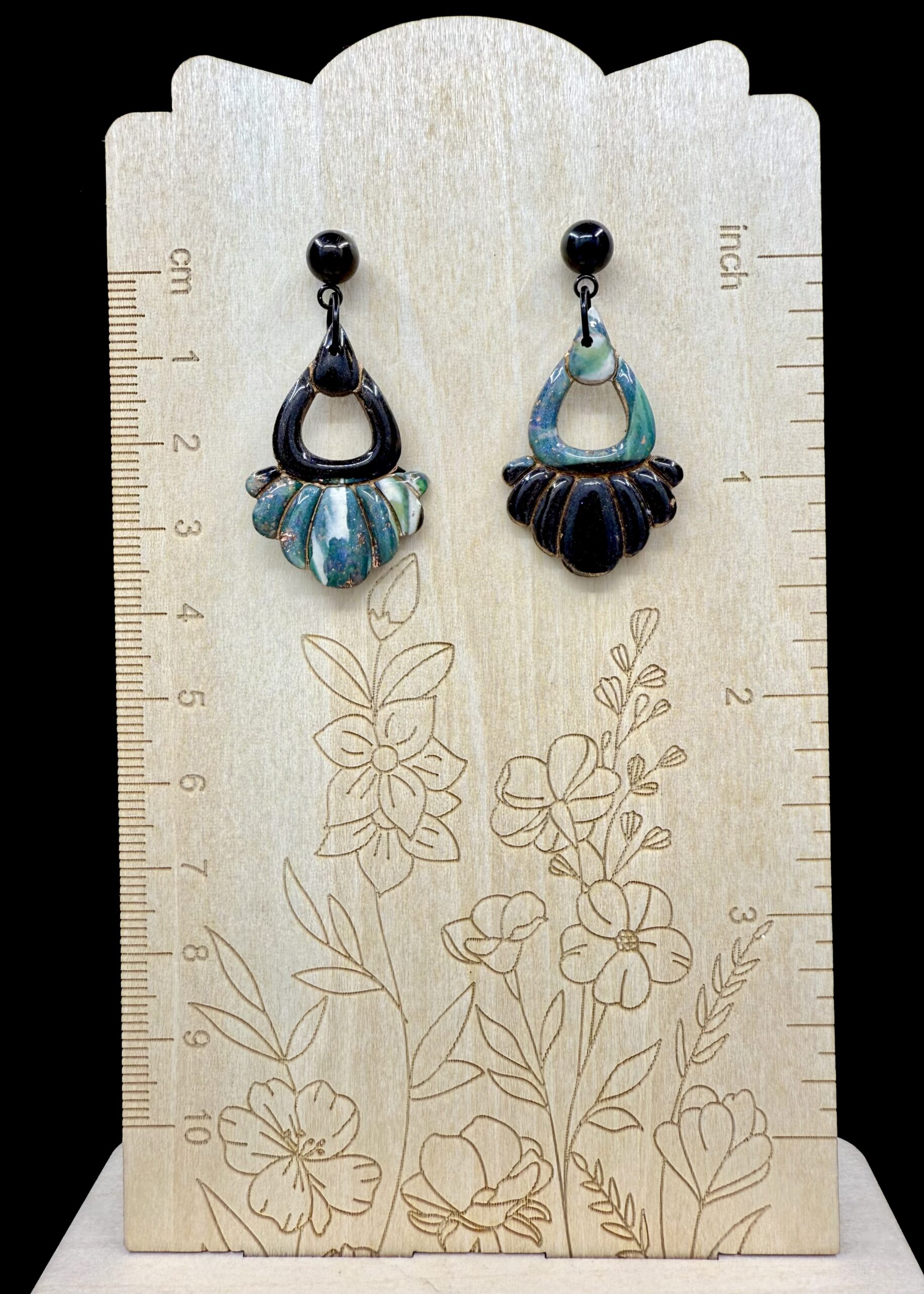 Retro Luxe Fan Drop Earrings - Image 3